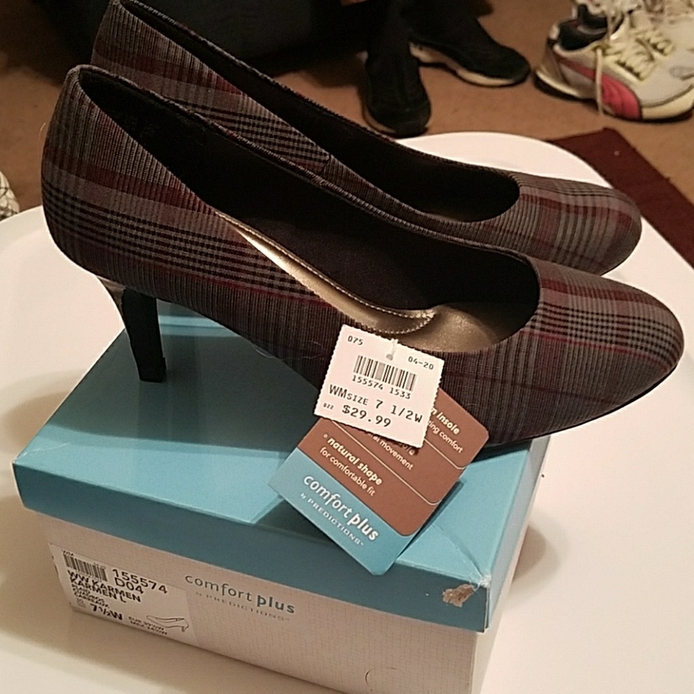 Comfort plus by Predictions Karmen plaid pumps.